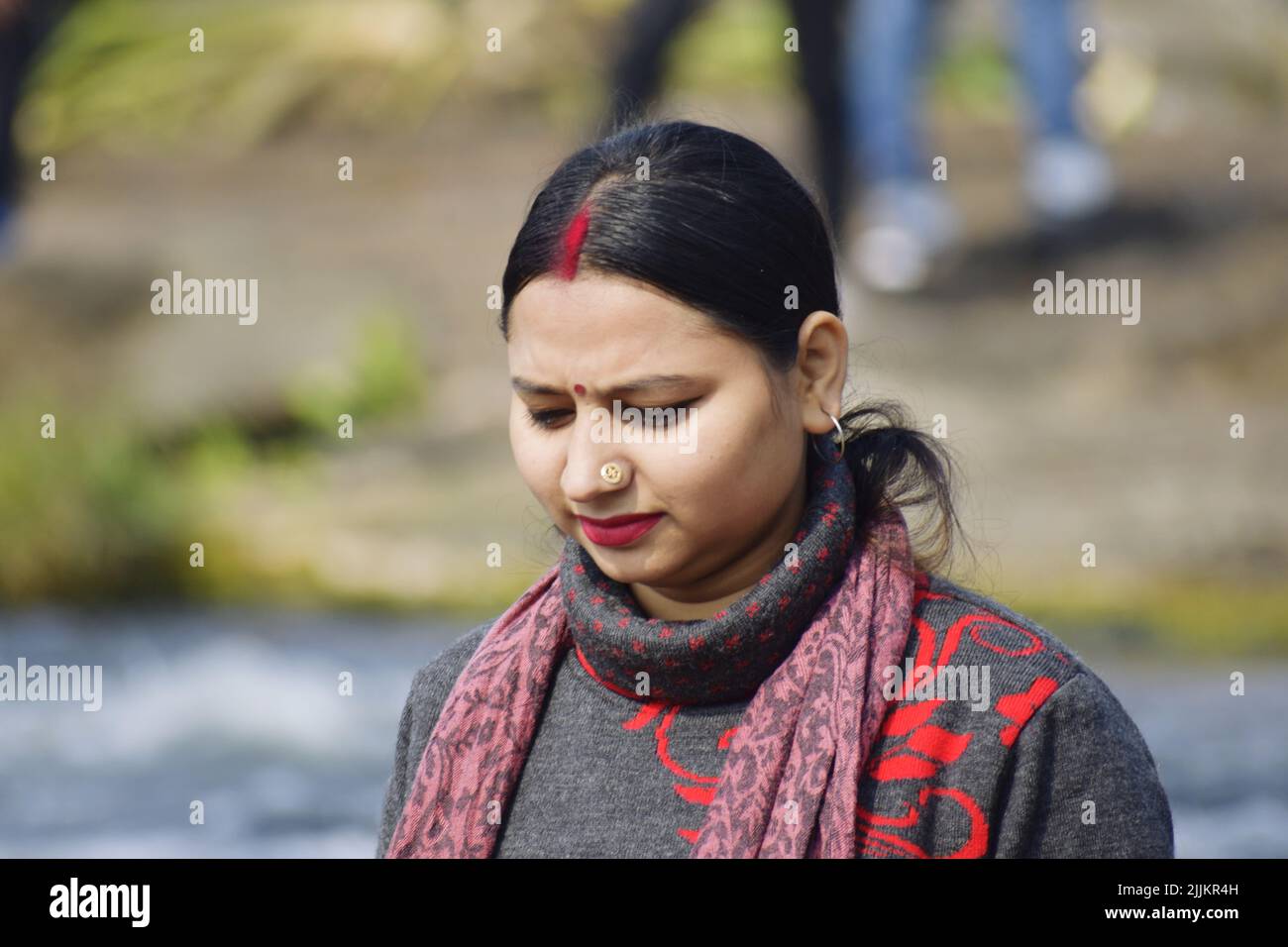 Eine flache Fokusaufnahme einer südostasiatischen Frau mit einem Bindi und Nasenpiercing Stockfoto