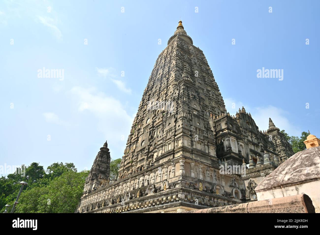 Ein niedriger Winkel Aufnahme des hohen Mahabodhi Mahavihar Tempels - Ort der Erleuchtung von Buddha Stockfoto