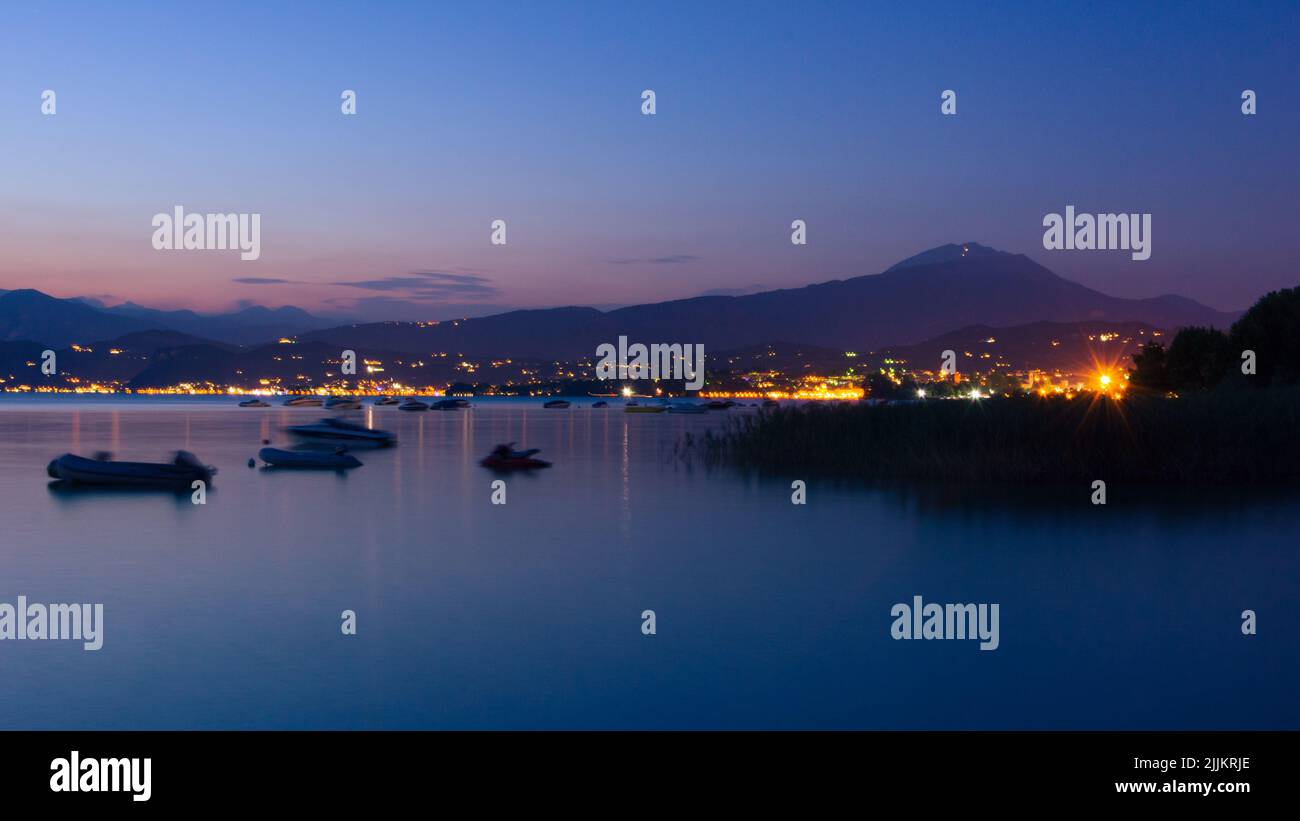 Stadt mit Berg im Hintergrund am Gardasee Stockfoto