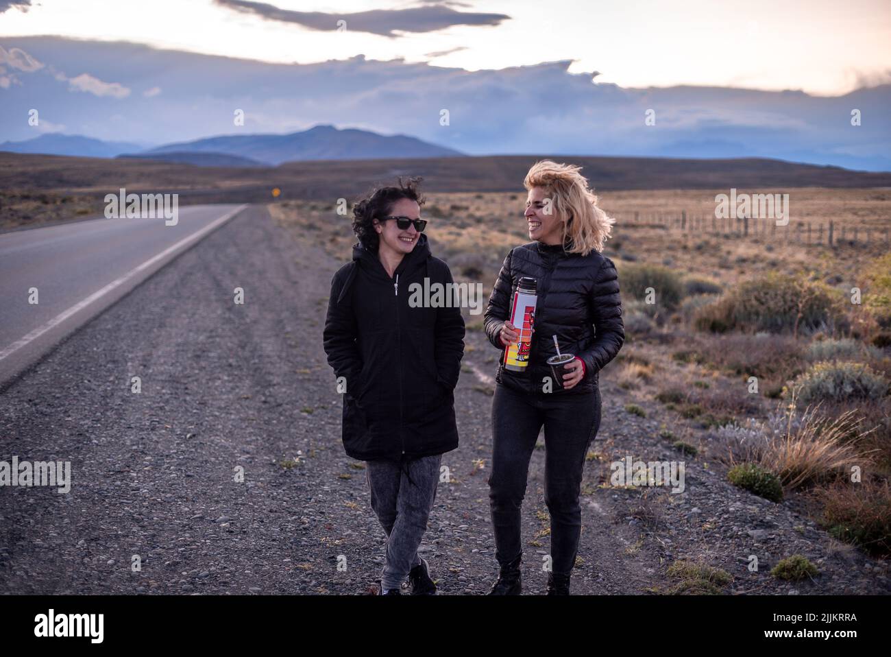 Die kaukasischen und hispanischen Frauen, die in der Nähe der Autobahn spazieren und Yerba trinken, paaren sich in Argentinien Stockfoto