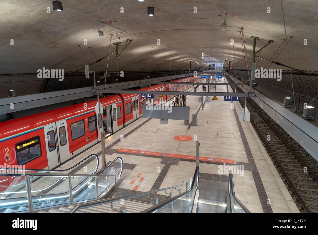 Der Zugang mit Treppen und Rolltreppen zur U-Bahn-Station in Frankfurt, Deutschland Stockfoto