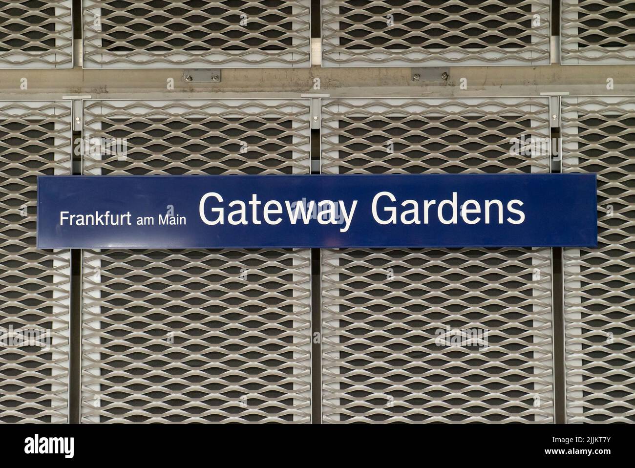 Eine Nahaufnahme der U-Bahn-Station Gateway Gardens auf dem blauen Bildschirm Stockfoto