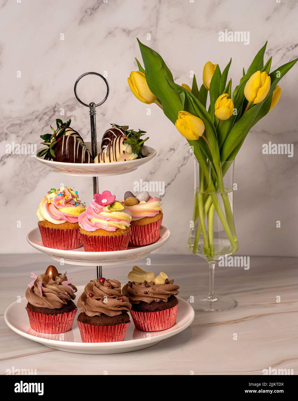 Food Fotografie von Cupcakes, Muffins, Tulpen Stockfoto