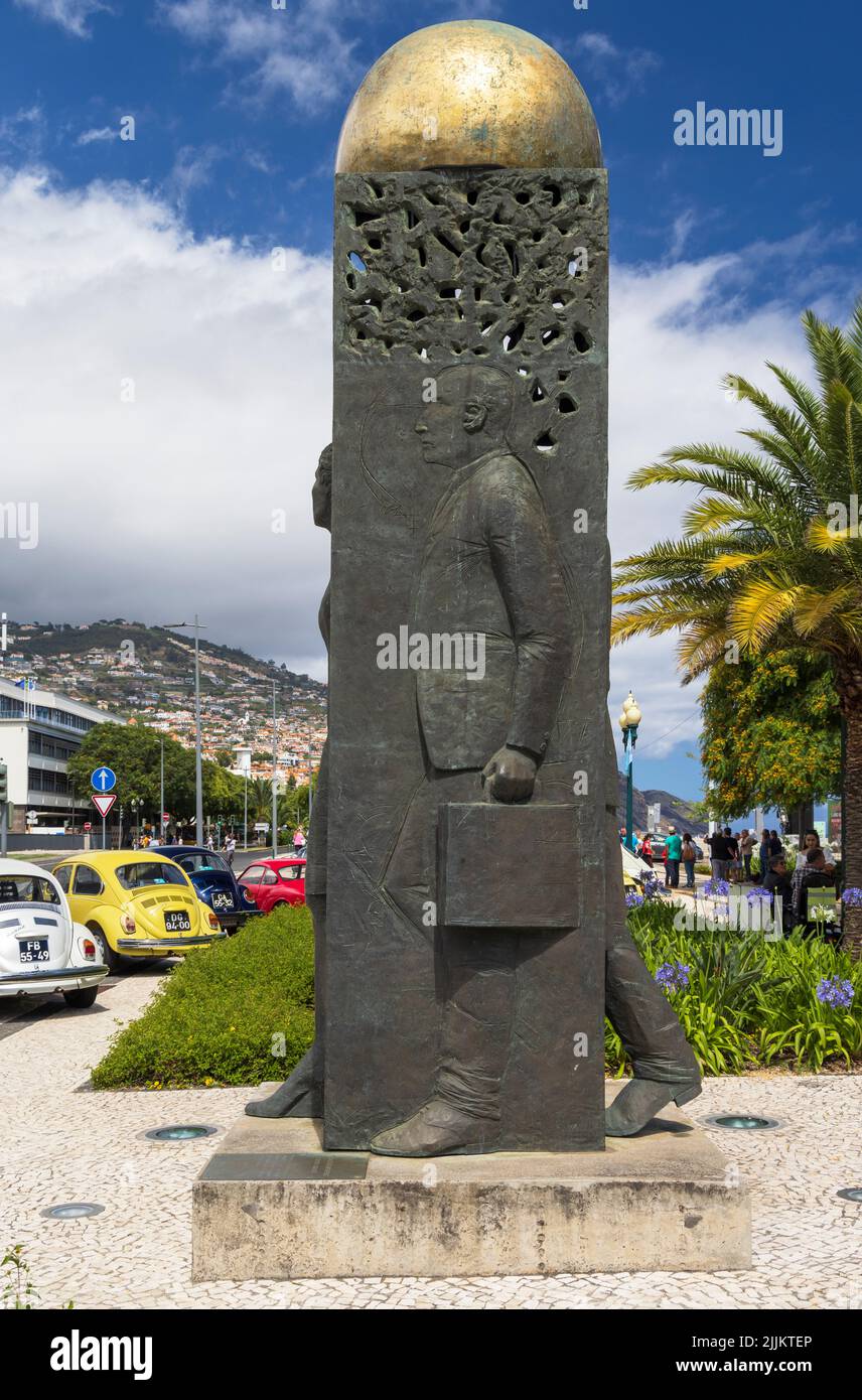 Statue auf der Avenida do Mar, Funchal, die dem Geschäftszweig von Madeira gewidmet ist. Stockfoto
