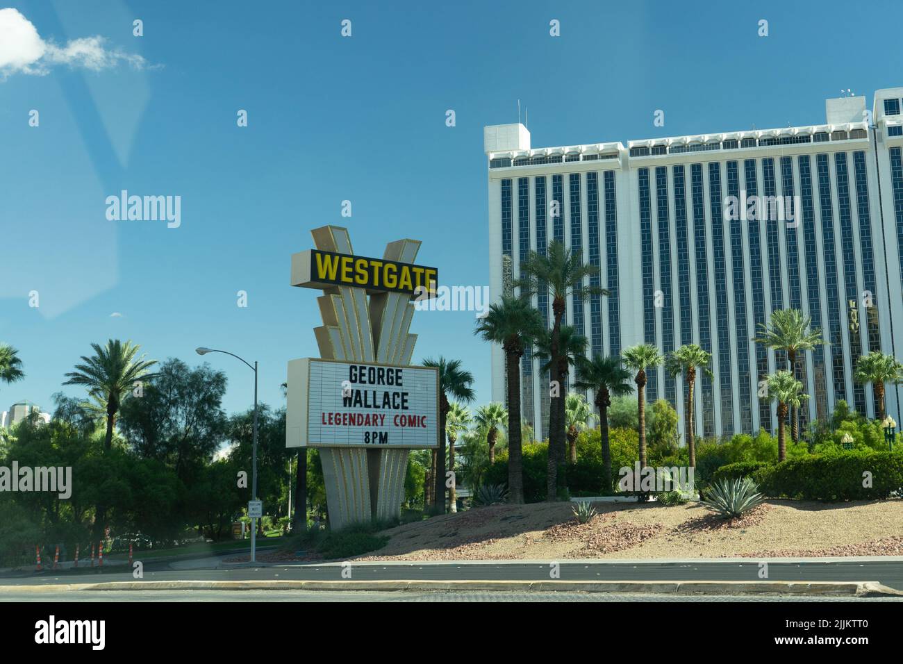 Ein Schild zeigt das Westgate und ein modernes Gebäude in der Umgebung von Las Vegas, Nevada Stockfoto