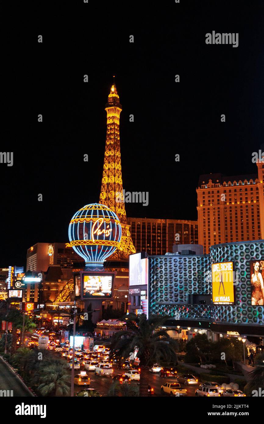 Eine vertikale Nachtaufnahme des Eiffelturms vor dem Paris Hotel and Casino in Las Vegas Stockfoto