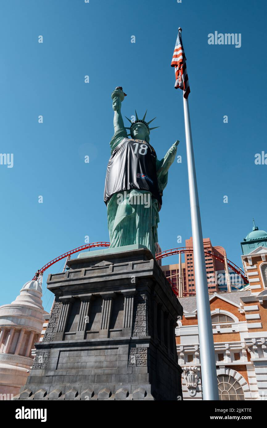 Eine vertikale Aufnahme der Freiheitsstatue in Las Vegas vor dem New York Hotel and Casino Stockfoto