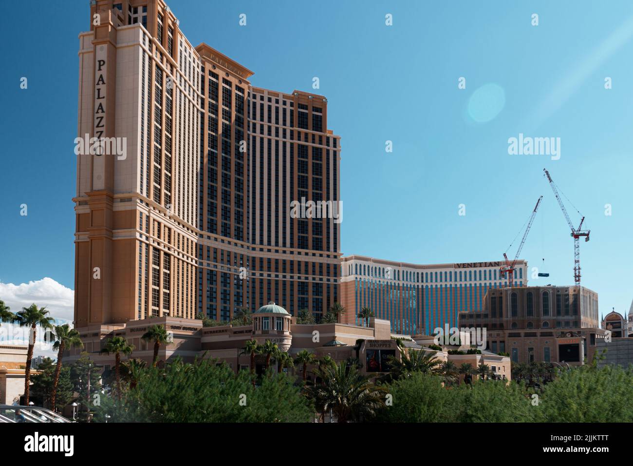 Blick auf moderne Gebäude in Las Vegas unter dem hellen Sonnenlicht Stockfoto