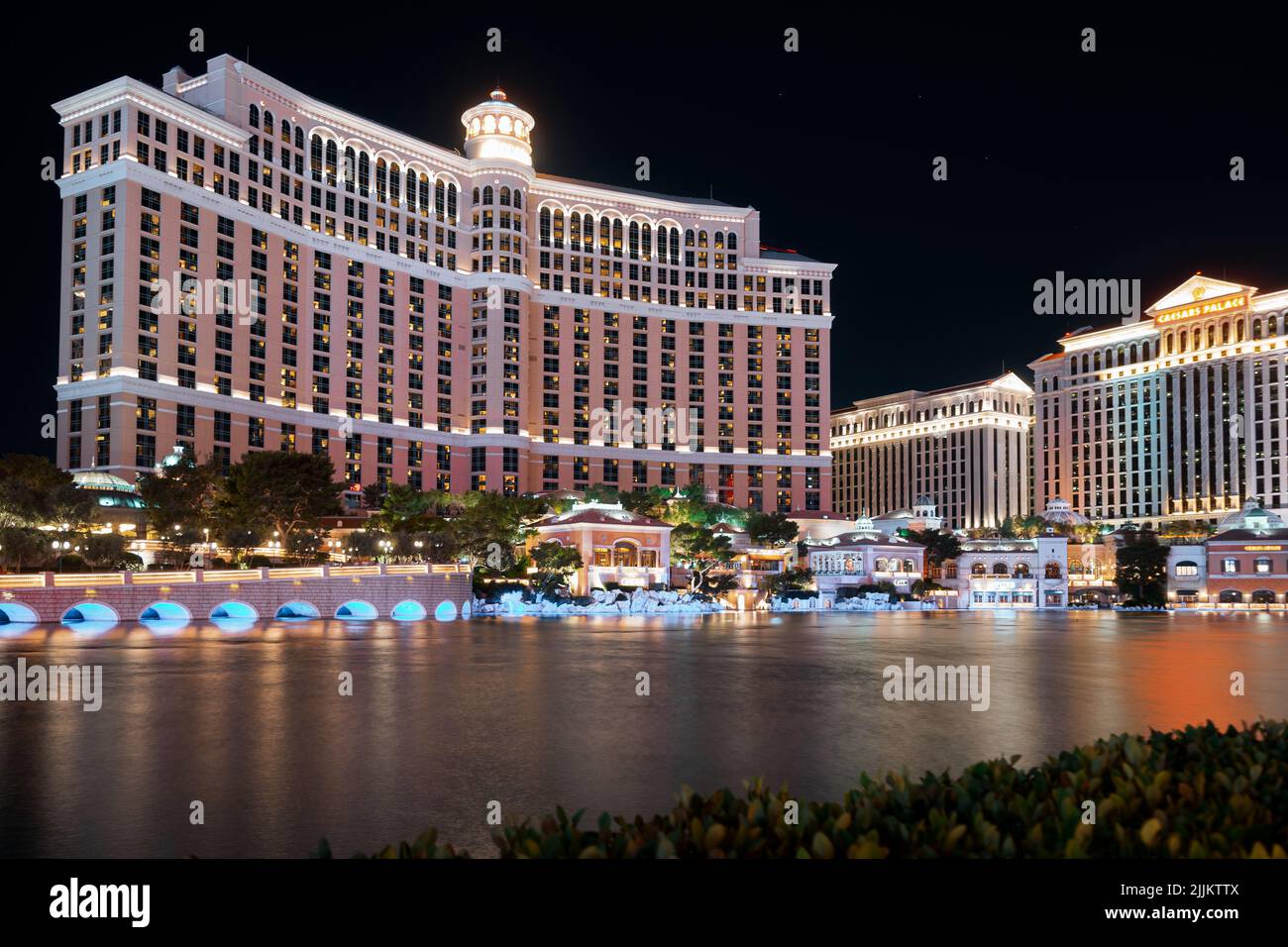 Nachtansicht des Bellagio Hotel and Casino mit Blick auf die berühmten Springbrunnen in Las Vegas Stockfoto