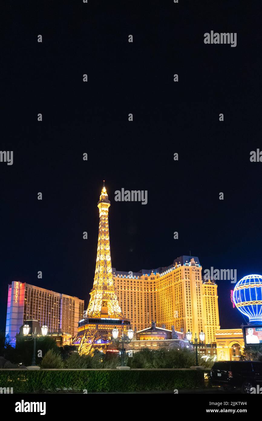 Eine vertikale Nachtaufnahme des Eiffelturms vor dem Paris Hotel and Casino in Las Vegas Stockfoto