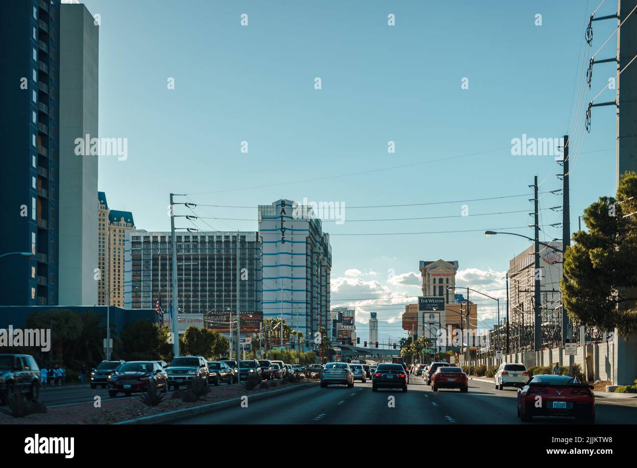 Blick auf moderne Gebäude in Las Vegas unter dem hellen Sonnenlicht Stockfoto