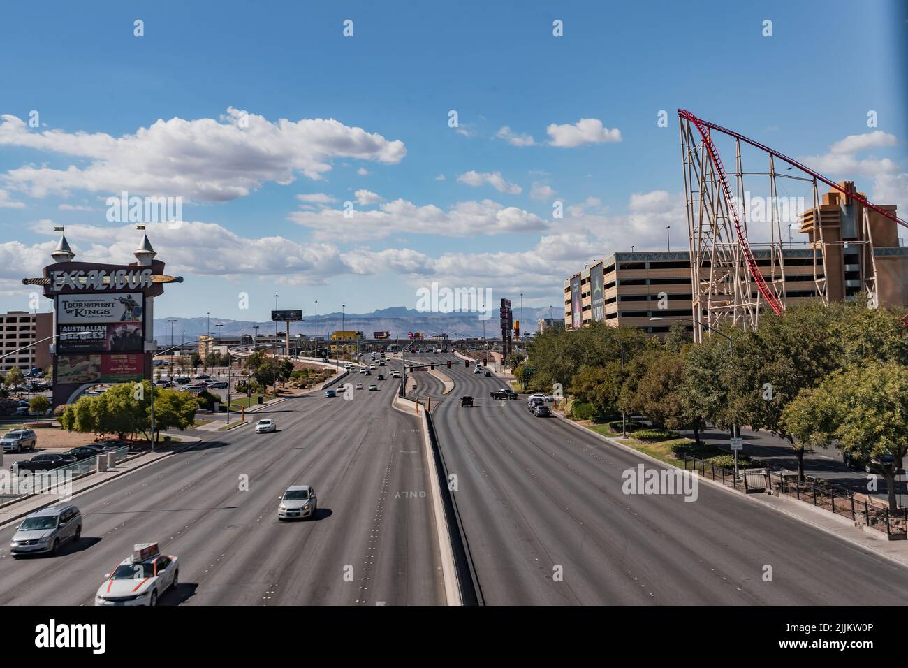 Blick auf eine Autobahn in Las Vegas mit leichtem bewölktem Himmel im Hintergrund Stockfoto