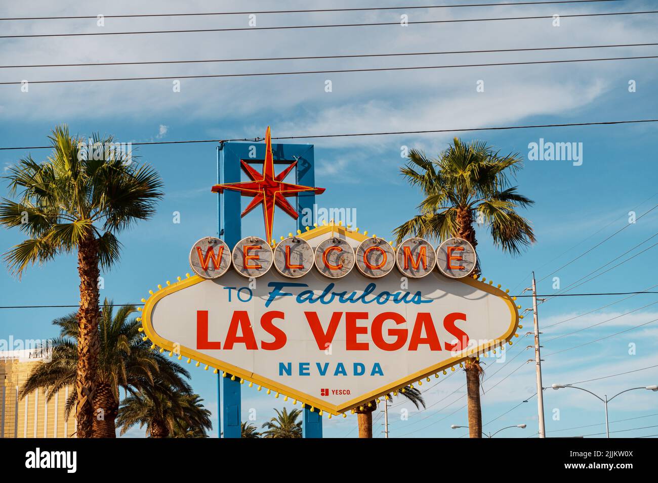 Das berühmte Las Vegas-Schild am Eingang der Stadt unter dem hellen Sonnenlicht Stockfoto