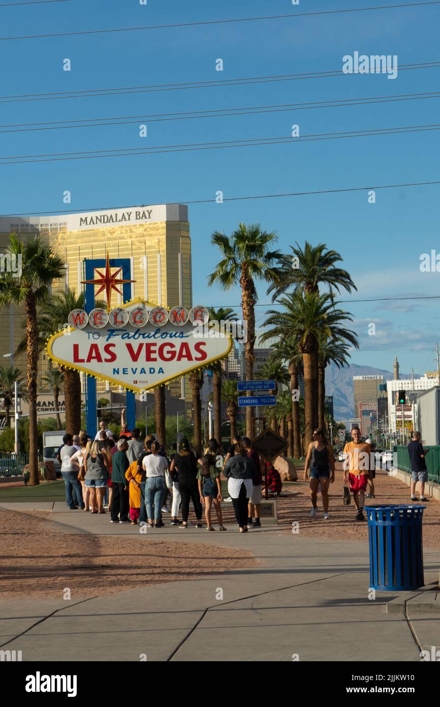 Eine vertikale Aufnahme des berühmten Las Vegas-Schildes am Eingang der Stadt Stockfoto