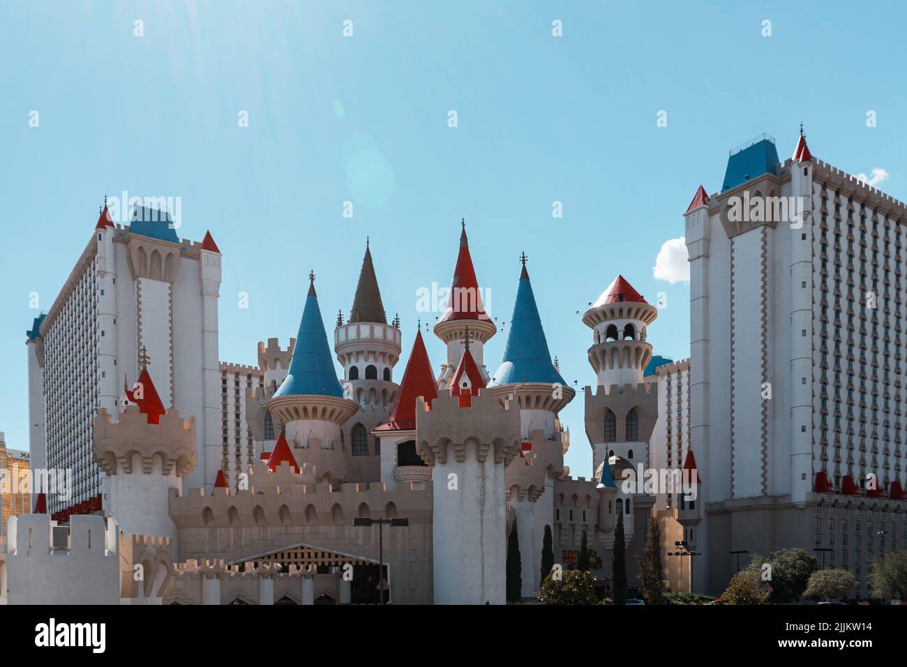 Ein Blick auf einzigartige moderne Gebäude in Las Vegas unter dem hellen Sonnenlicht Stockfoto