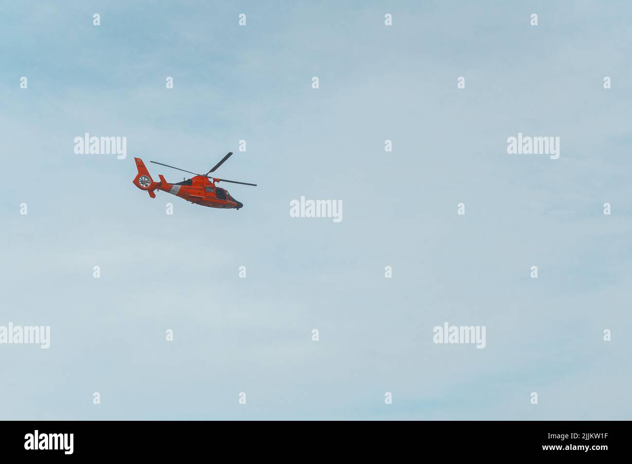 Ein Hubschrauber, der über Las Vegas fliegt Stockfoto