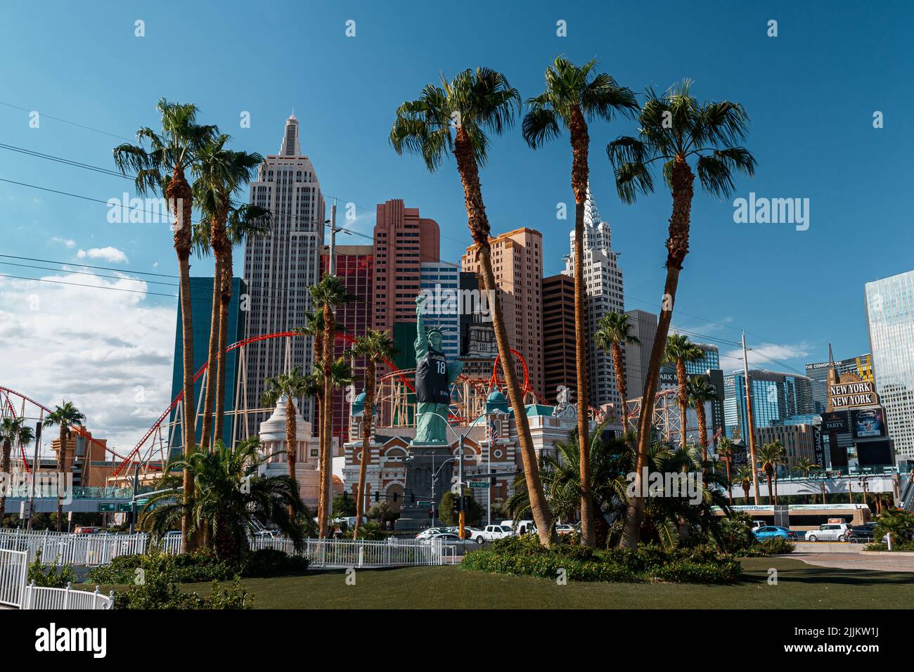 Blick auf moderne Gebäude in Las Vegas unter dem hellen Sonnenlicht Stockfoto