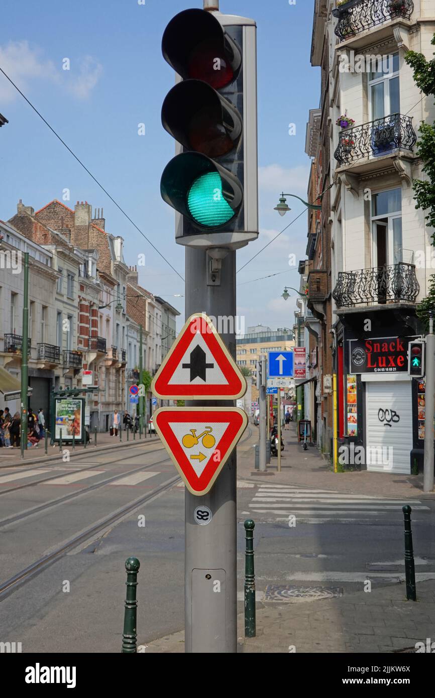 Brüssel, Verkehrsregelung, Rechtsabbiegen bei Rot für Fahrradfahrer // Brüssel, Verkehrsregelung, rechts abbiegen auf rot für Radfahrer Stockfoto