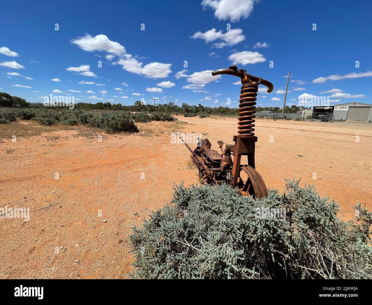 Ein alter rostiger Schienenroller in der menschenleeren Gegend Stockfoto