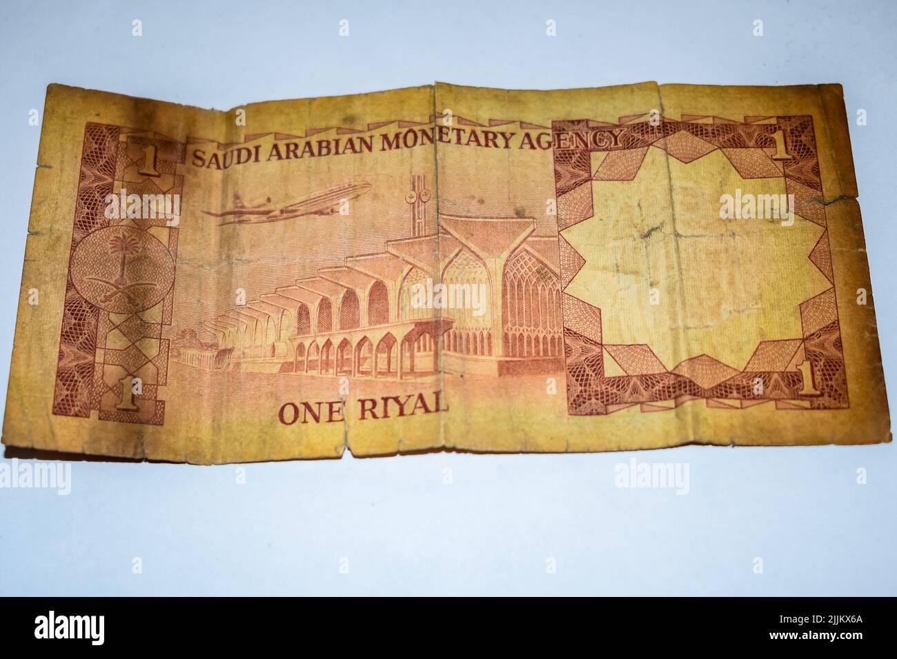 Seltene alte Riyal der Saudi-arabischen Fremdwährungsnotiz, Saudi-arabische Alte Fremdwährungsnotiz, sehr alte Währung mit weißem Hintergrund Stockfoto