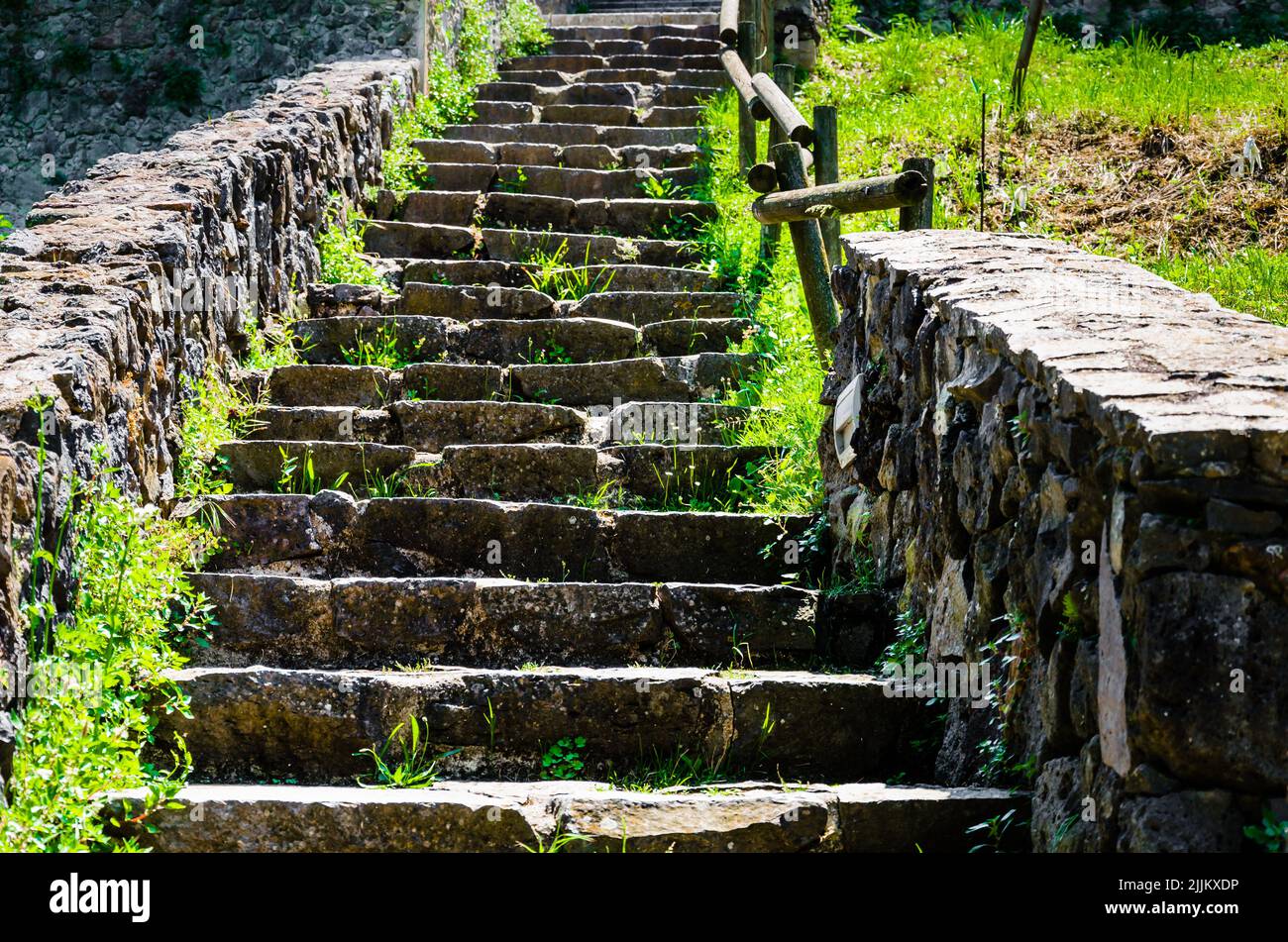 Mittelalterliche Treppe führt in die Stadt Santa Pau, La Garrotxa, Girona Stockfoto