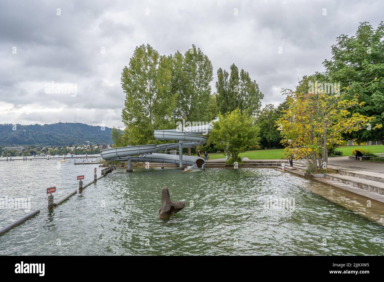 Blick auf eine Wasserrutsche gegen einen leeren Pool in der Nebensaison in Zürich, Schweiz Stockfoto