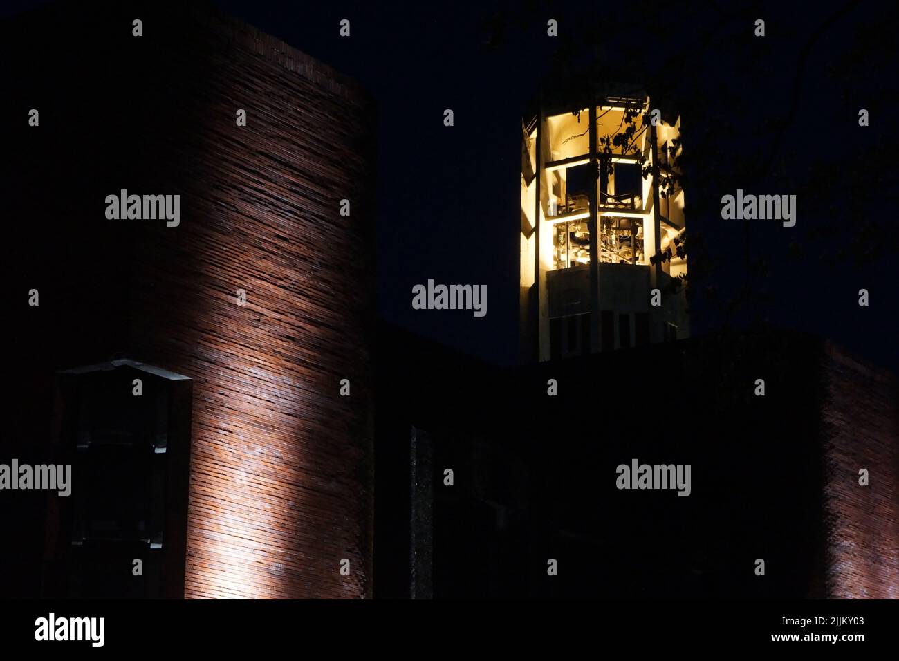 Der Carillon Tower, die Universität der Philippinen, in Diliman, Quezon City, bei Nacht Stockfoto