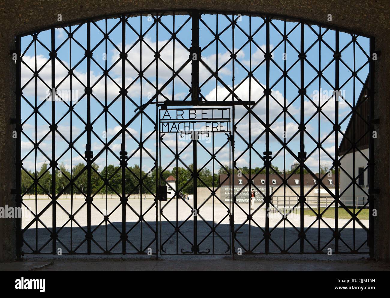 Nazi-Slogan "Arbeit macht frei" am Tor des Jourhausgebäudes, durch das die Gefangenen in das ehemalige Konzentrationslager Dachau, das jetzt KZ-Gedenkstätte Dachau in Dachau bei München in Bayern, Deutschland, eingeliefert wurden. Das ursprüngliche Tor ist jetzt im Museum ausgestellt. Stockfoto