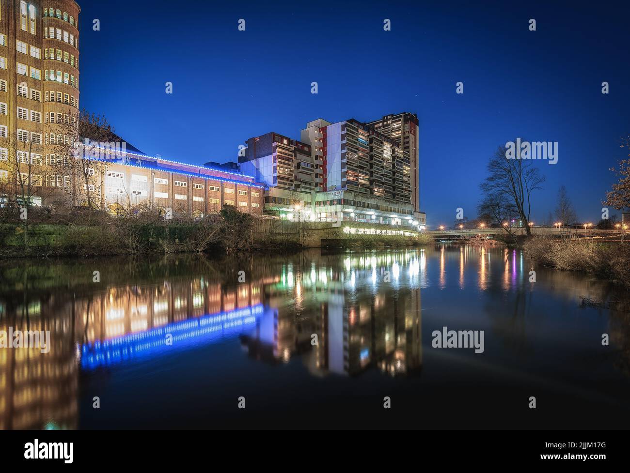 Eine malerische Aussicht auf die Ihme in Hannover bei Nacht Stockfoto