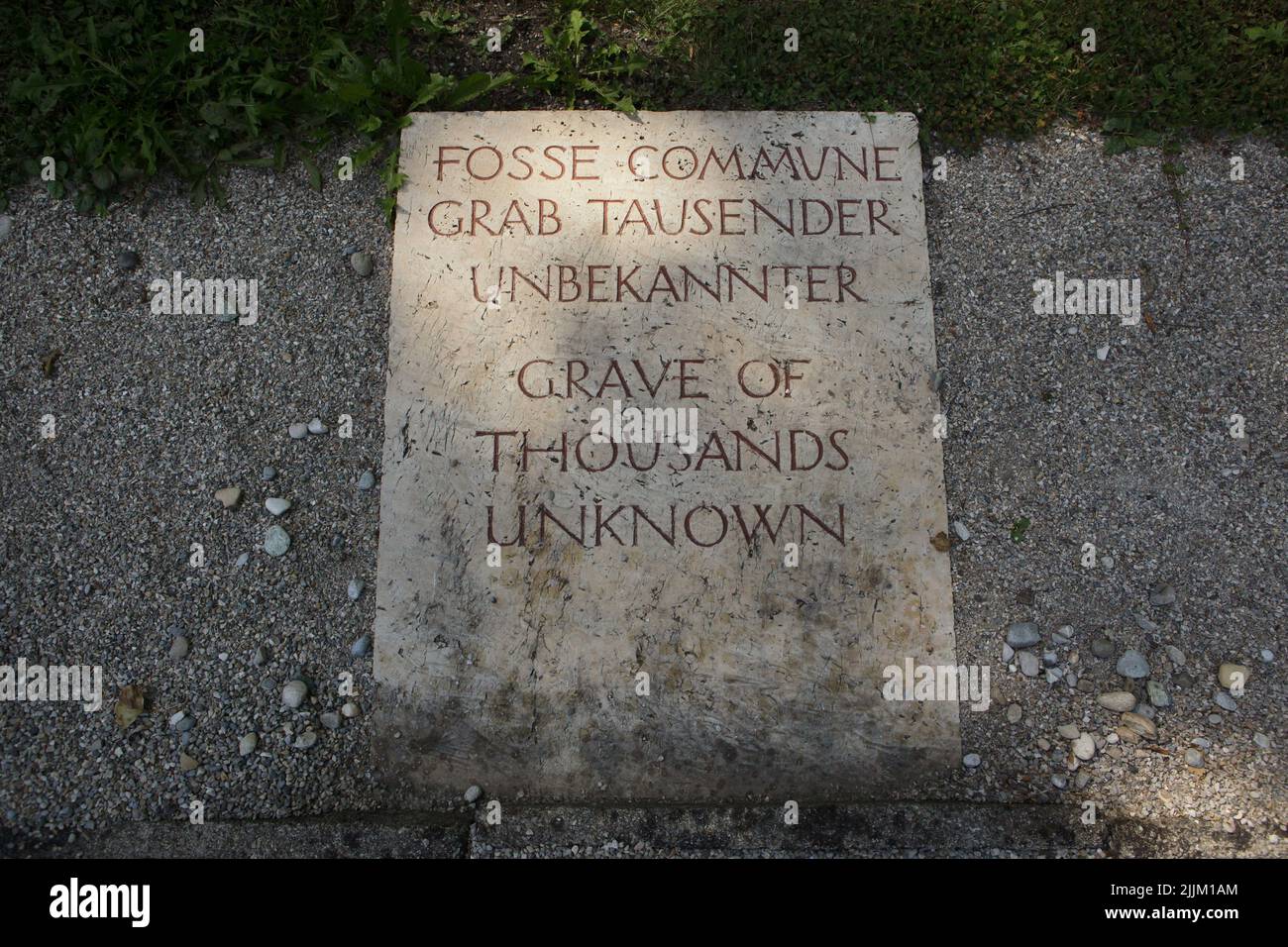 Begräbnisstätte markiert als Grab tausender Unbekannt neben dem großen Krematorium (Baracke X) im ehemaligen Konzentrationslager Dachau, heute KZ-Gedenkstätte Dachau in Dachau bei München in Bayern. Stockfoto