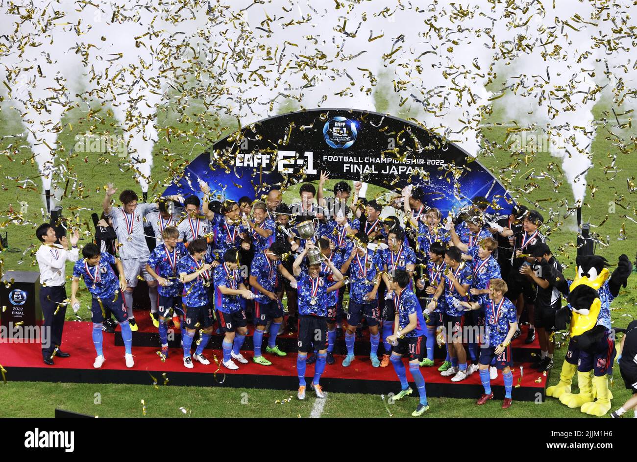 Präfektur Aichi, Japan. 27.. Juli 2022. Japanische Spieler feiern nach dem Gewinn des Ostasiatischen Fußballverbands E-1 Championship Männer-Titel mit einem 3-0 Sieg über Südkorea im Toyota Stadium in der Präfektur Aichi, Zentraljapan, am 27. Juli 2022. (Kyodo)==Kyodo Foto via Credit: Newscom/Alamy Live News Stockfoto