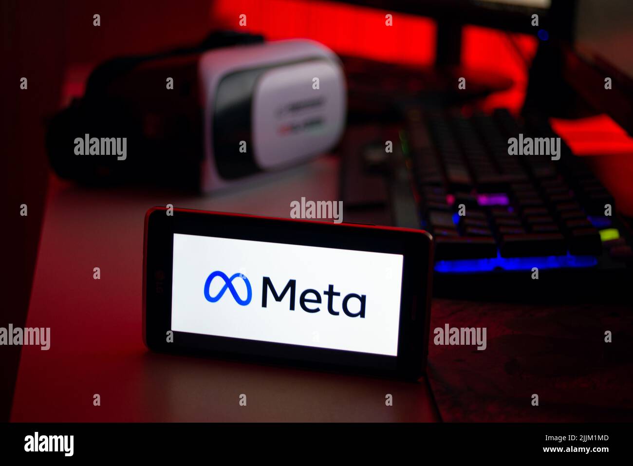 Eine Nahaufnahme eines Meta-Logos auf dem Bildschirm eines Mobiltelefons gegen die Computertastatur Stockfoto