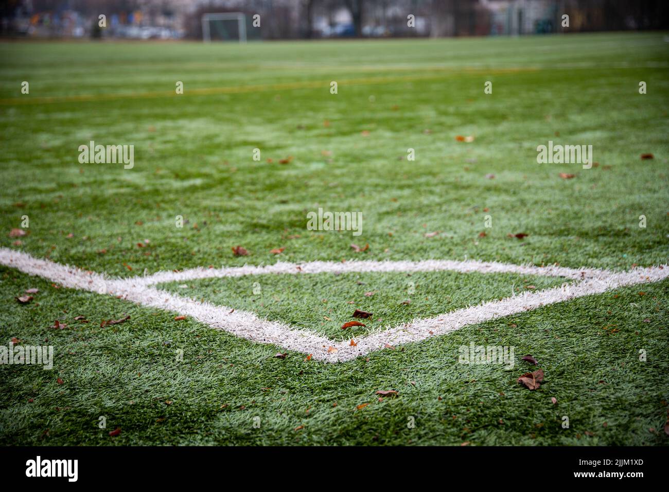 Eine Nahaufnahme der weißen Linien auf dem grünen Fußballfeld. Stockfoto