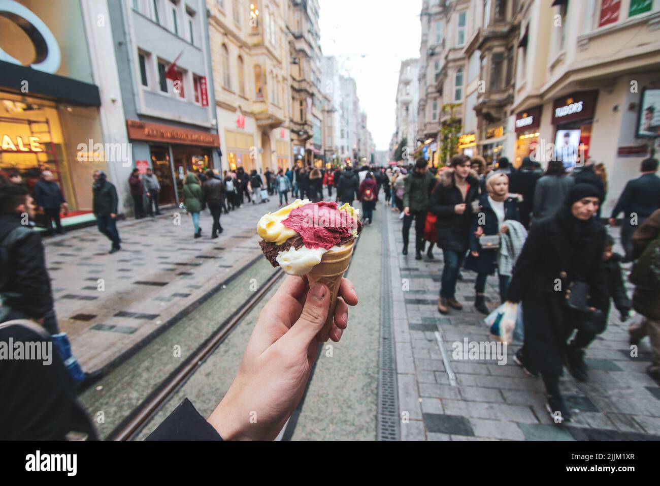 Eine männliche Hand hält ein Eis in Istanbul, Türkei Stockfoto