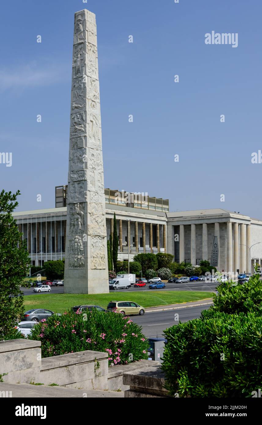 Rom, EUR-Viertel, Marconi-Obelisk von Arturo Dazzi // Rom, EUR (Esposizione Universale di Roma), Marconi Obelisk von Arturo Dazzi Stockfoto