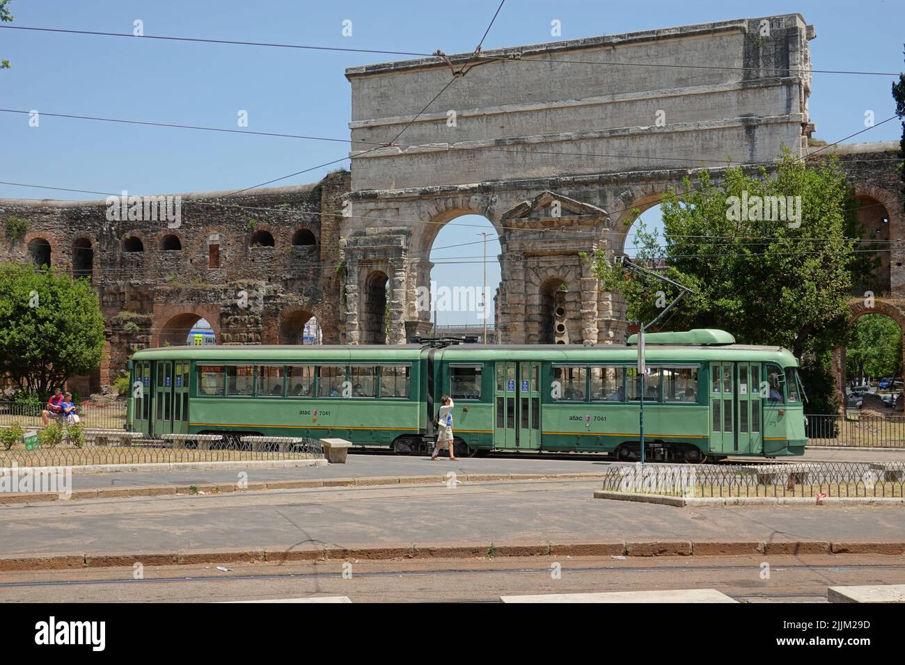 Rom, Straßenbahn, Haltestelle Porte Maggiore // Rom, Straßenbahn, Haltestelle Porte Maggiore Stockfoto