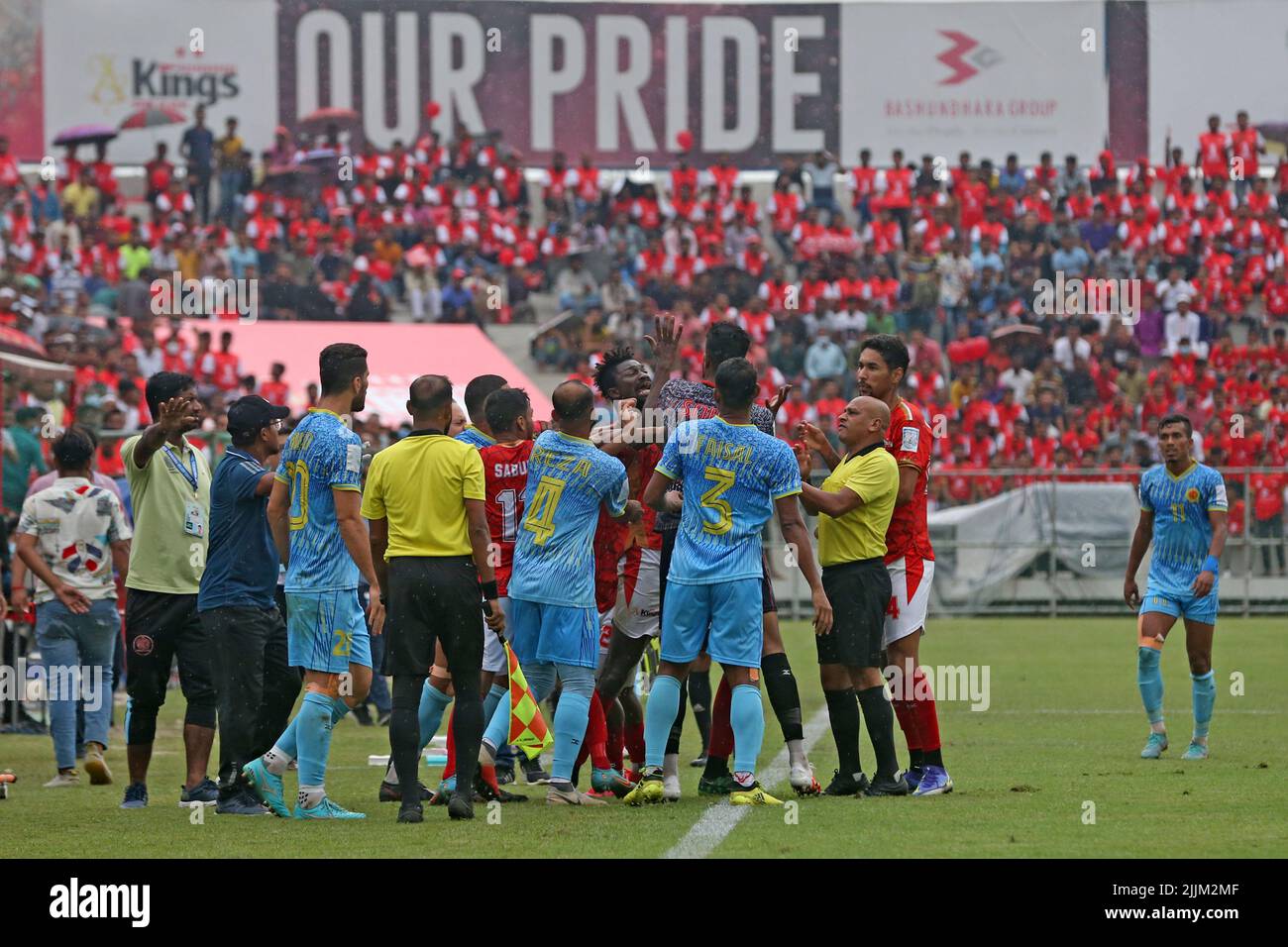 Die Spieler der beiden Teams geratten während des Spiels der Bangladesh Premier League zwischen Basundhra Kings und Abahani Ltd. Am in Streit und Zusammenstoß Stockfoto