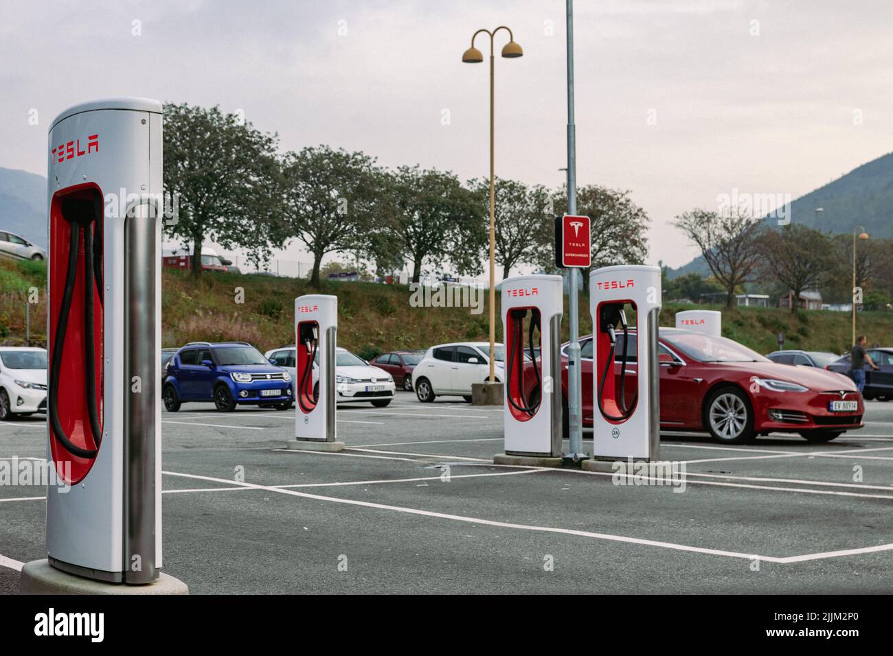 Elektroautos parkten im Freien an der Tesla-Ladestation. Stockfoto