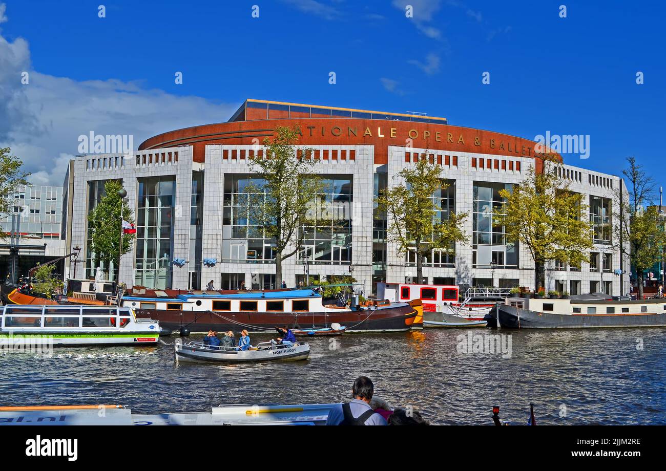 Die Niederländische Nationaloper und das Ballett (auch Stopera genannt) in Amsterdam, Niederlande. Stockfoto