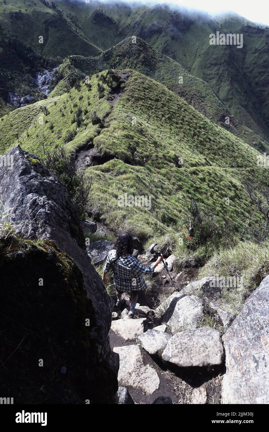 Abenteurer, Die Den Berg Hinabwandern Stockfoto