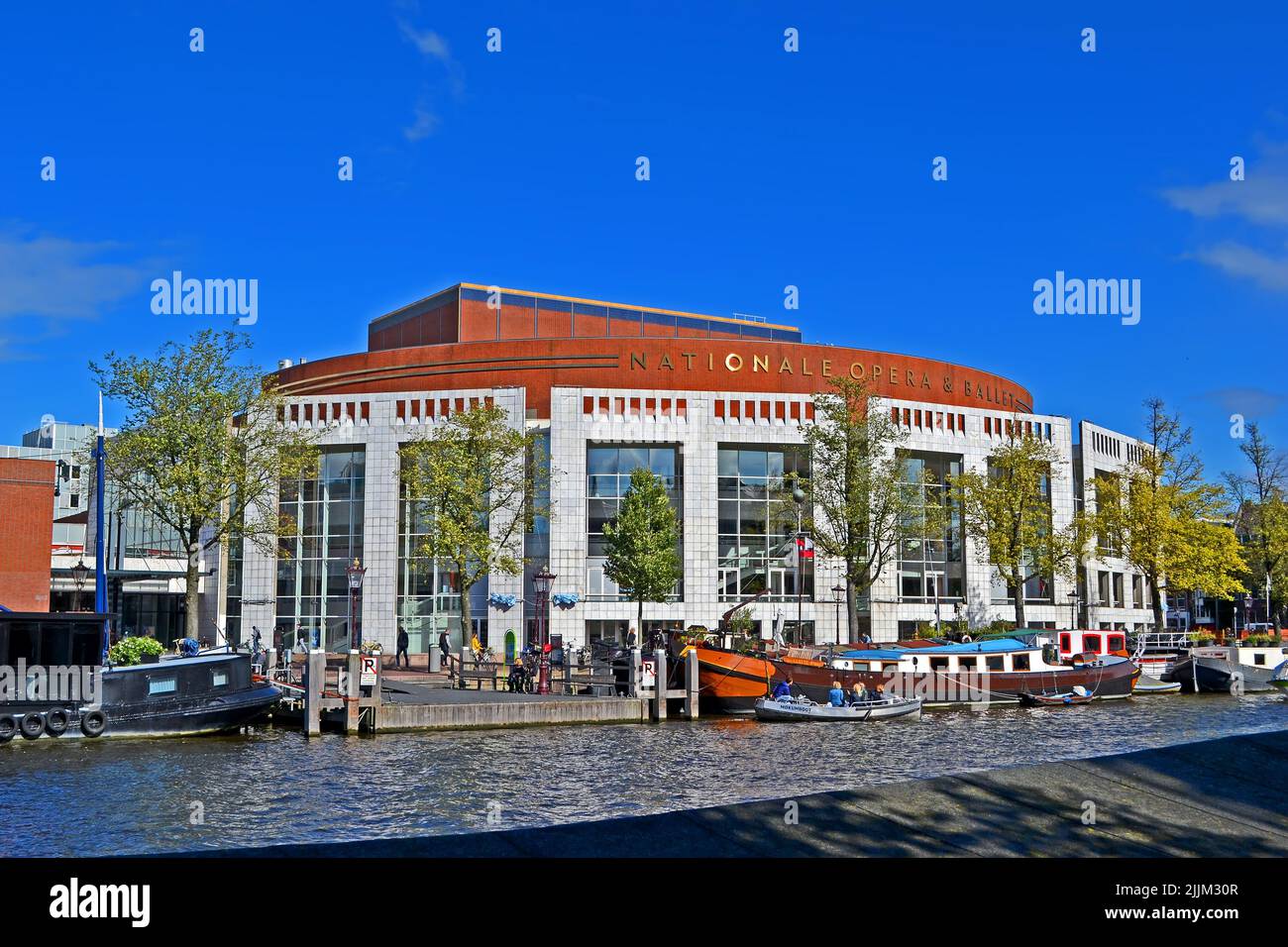 Die Niederländische Nationaloper und das Ballett (auch Stopera genannt) in Amsterdam, Niederlande. Stockfoto