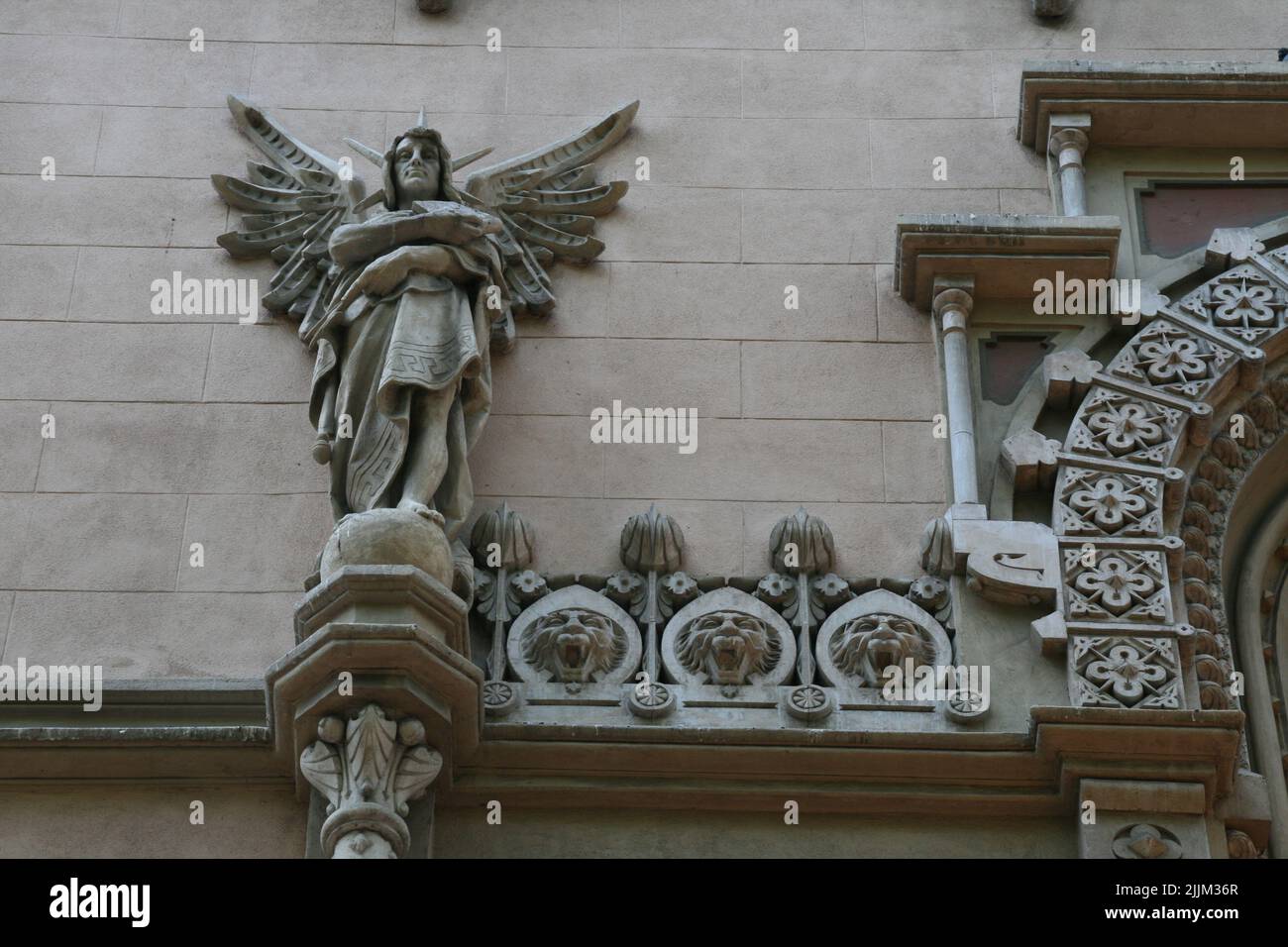 Eine schöne Aufnahme moderner Skulpturendetails eines alten Gebäudes in Barcelona, Spanien Stockfoto