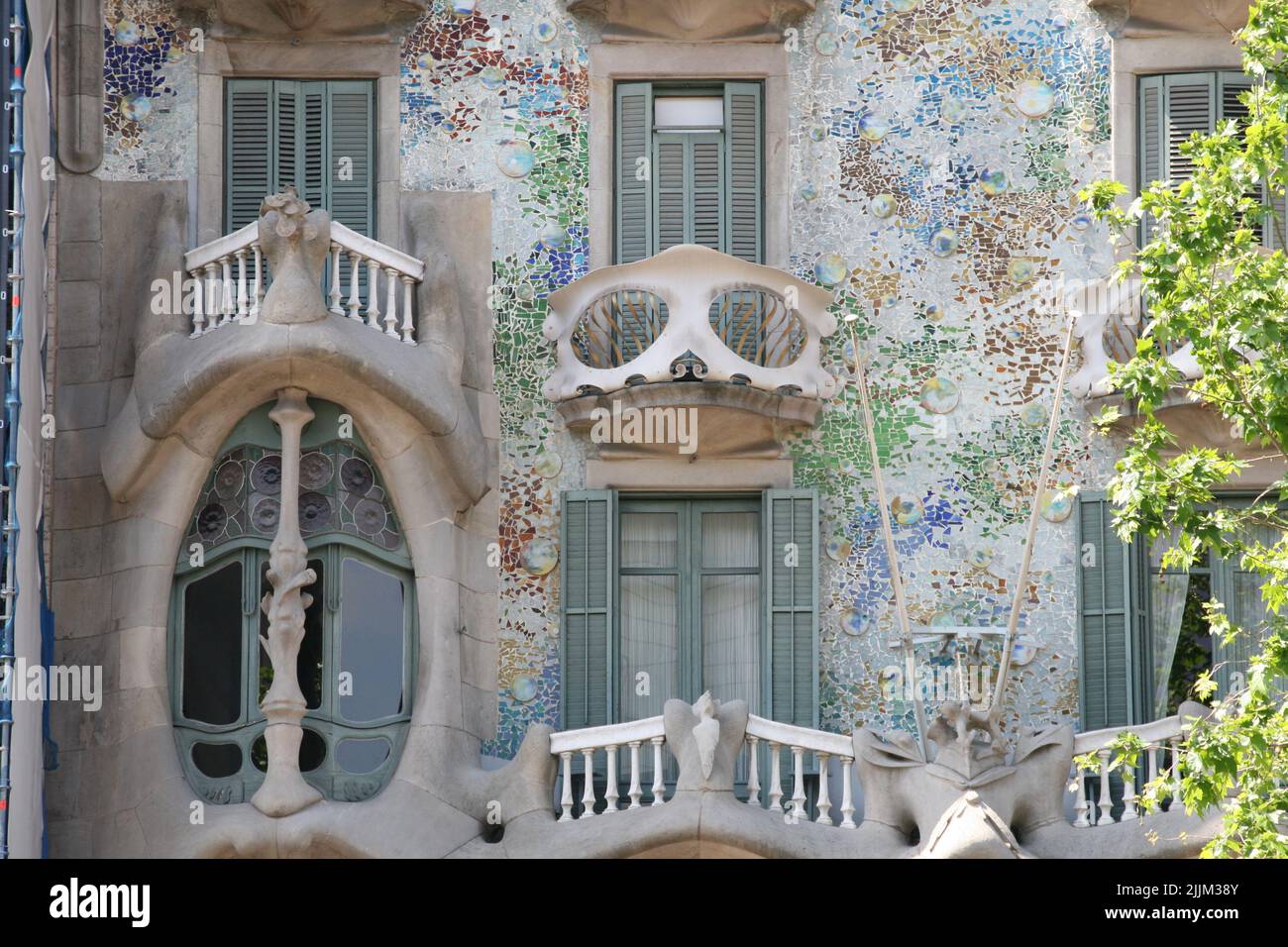 Eine schöne Aufnahme moderner Details eines alten Gebäudes in Barcelona, Spanien Stockfoto