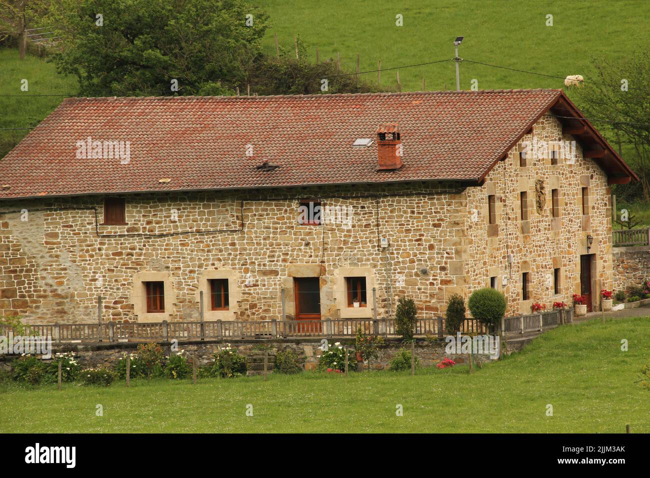 Eine schöne Aufnahme eines Hauses in der Landschaft der baskischen Stadt Stockfoto