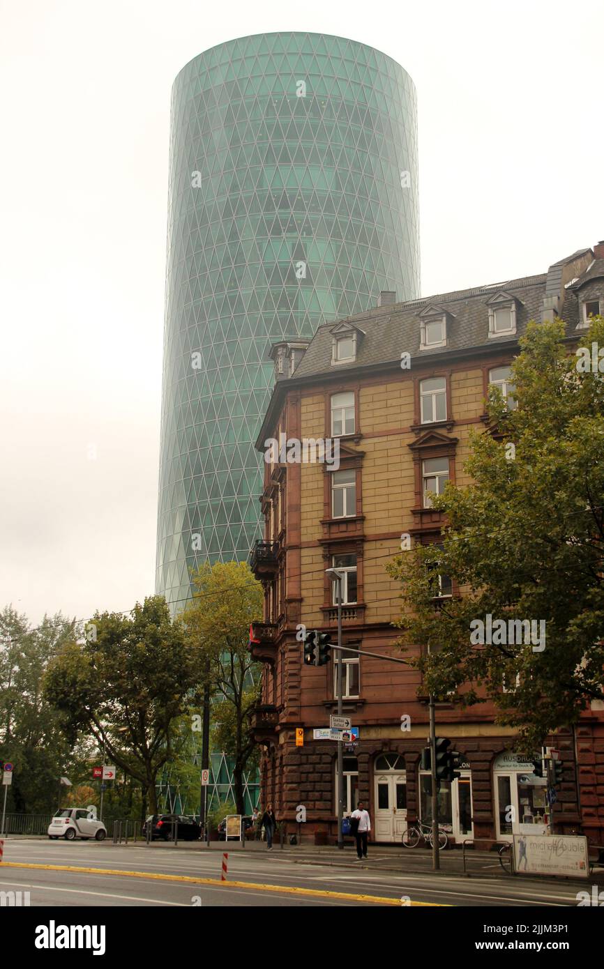 Eine vertikale Aufnahme des Westhafenturms in Frankfurt Stockfoto