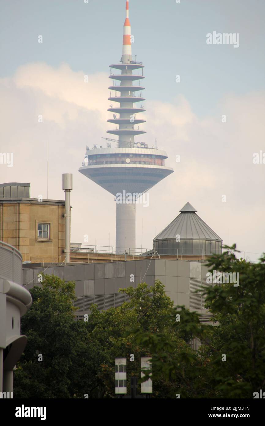 Ein vertikales Foto des Sendeturms in Frankfurt Stockfoto