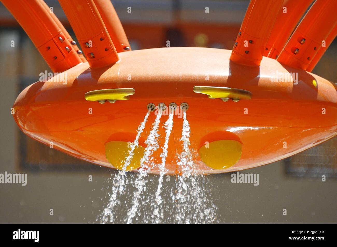 Nahaufnahme eines orangefarbenen Brunnens Stockfoto