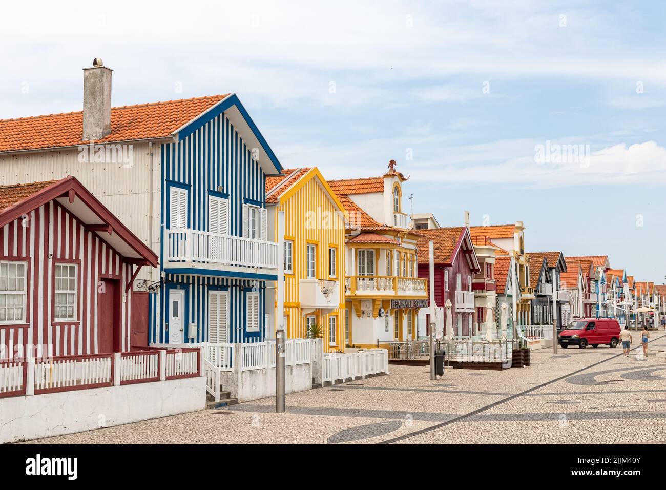 Costa Nova do Prado, Portugal. Die berühmten farbigen Holzhäuser, bekannt als Palheiros Stockfoto