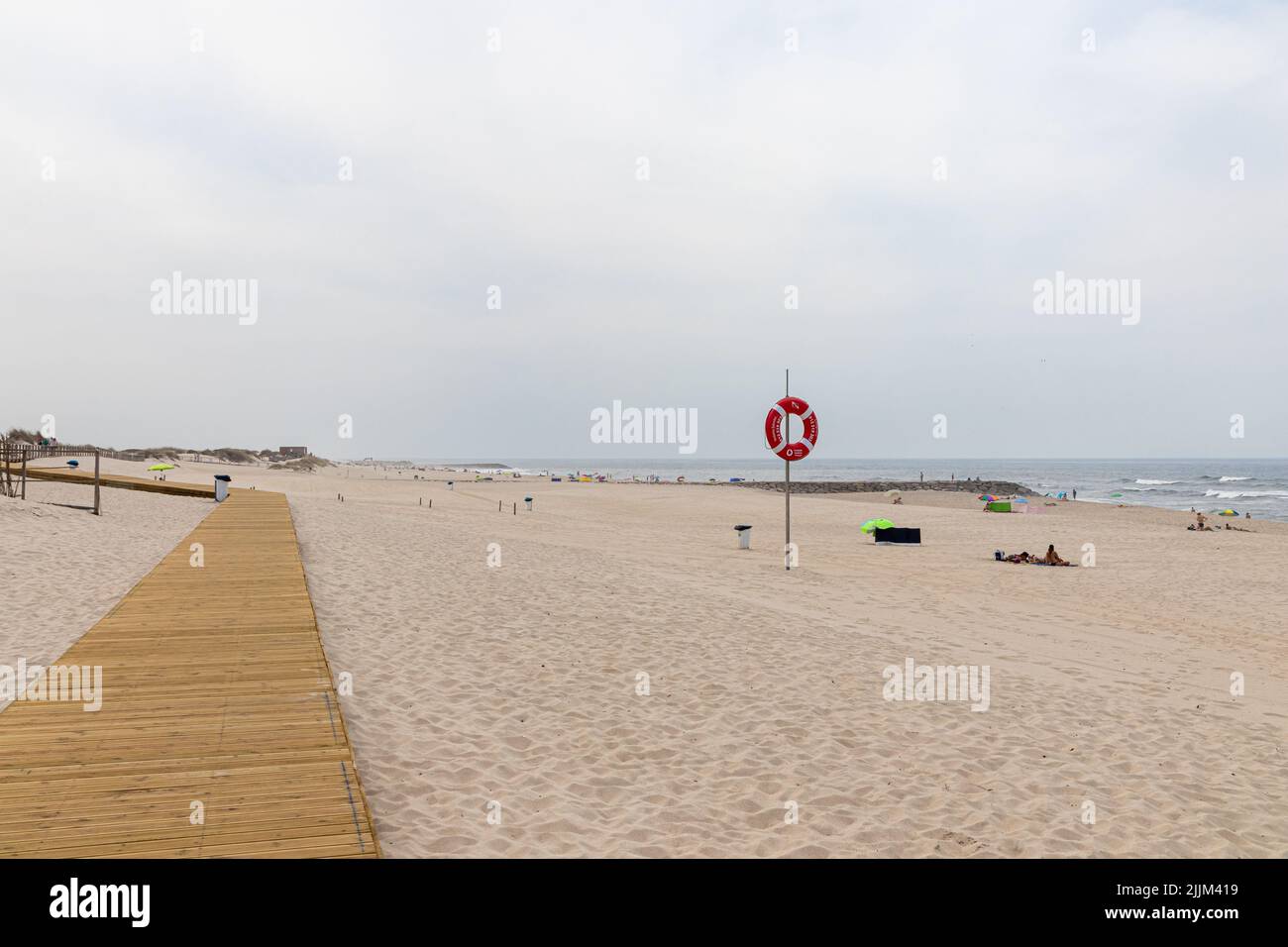 Costa Nova do Prado, Portugal. Der berühmte weiße Sandstrand mit Blick auf den Atlantik Stockfoto