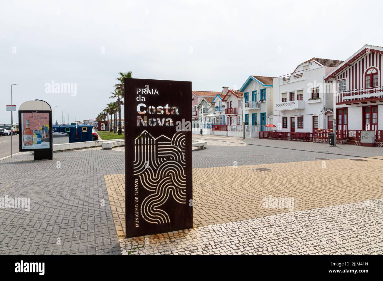 Costa Nova do Prado, Portugal. Die berühmten farbigen Holzhäuser, bekannt als Palheiros Stockfoto